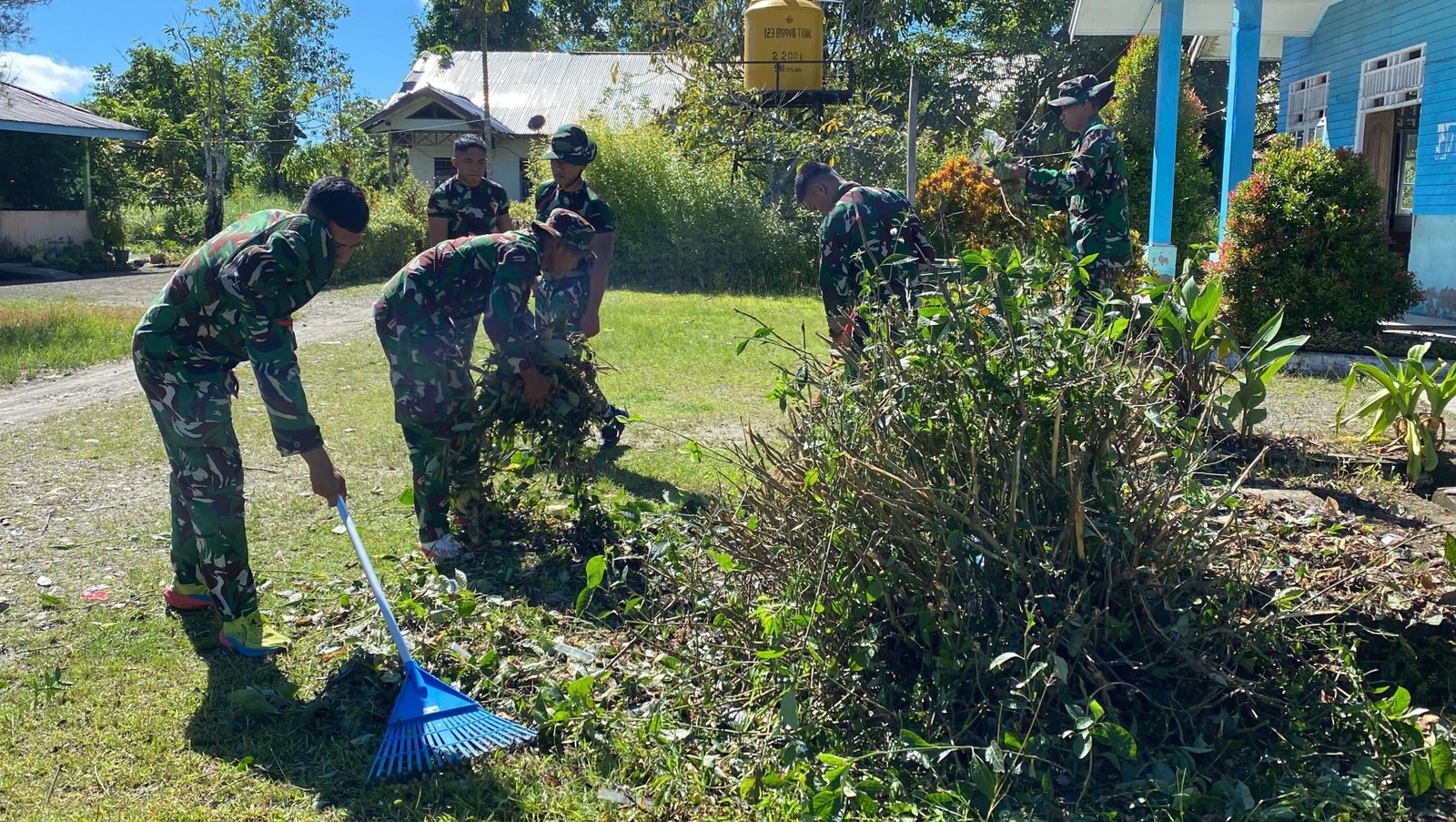 TNI Turun Tangan Bersihkan Kantor Distrik di Nabire, Aksi Yonif 804/DBAY Tuai Apresiasi Warga Papua Tengah