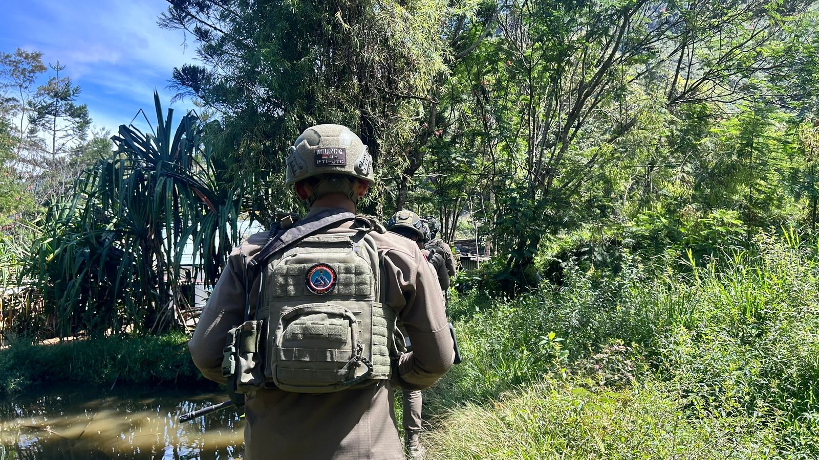 “Jalan Kaki Masuk Kampung Rawan, Satgas Damai Cartenz Sapa Warga Muara Puncak Jaya: Papua Tengah Dijaga Tetap Kondusif”