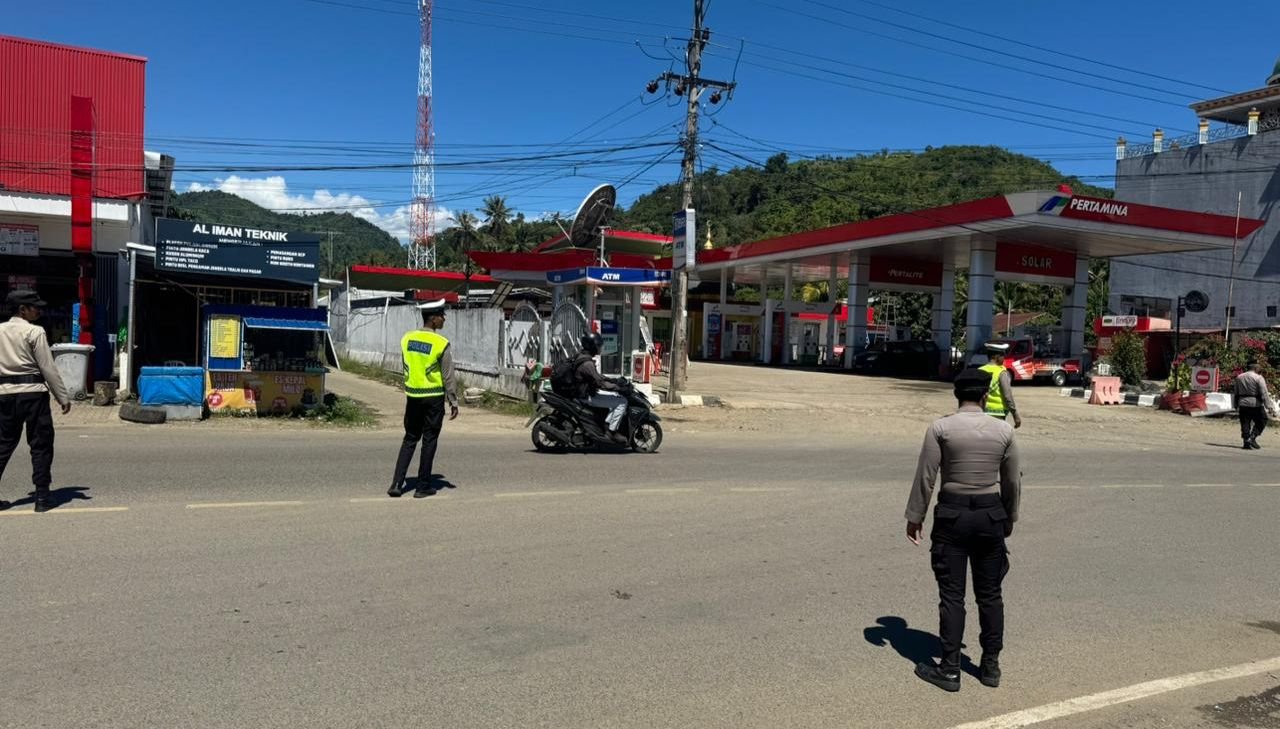 Truk Mengular Bikin Jalur Trans Sulawesi Lumpuh, Polisi Turun Tangan! Antrean BBM di SPBU Kalimamuju Kini Dialihkan