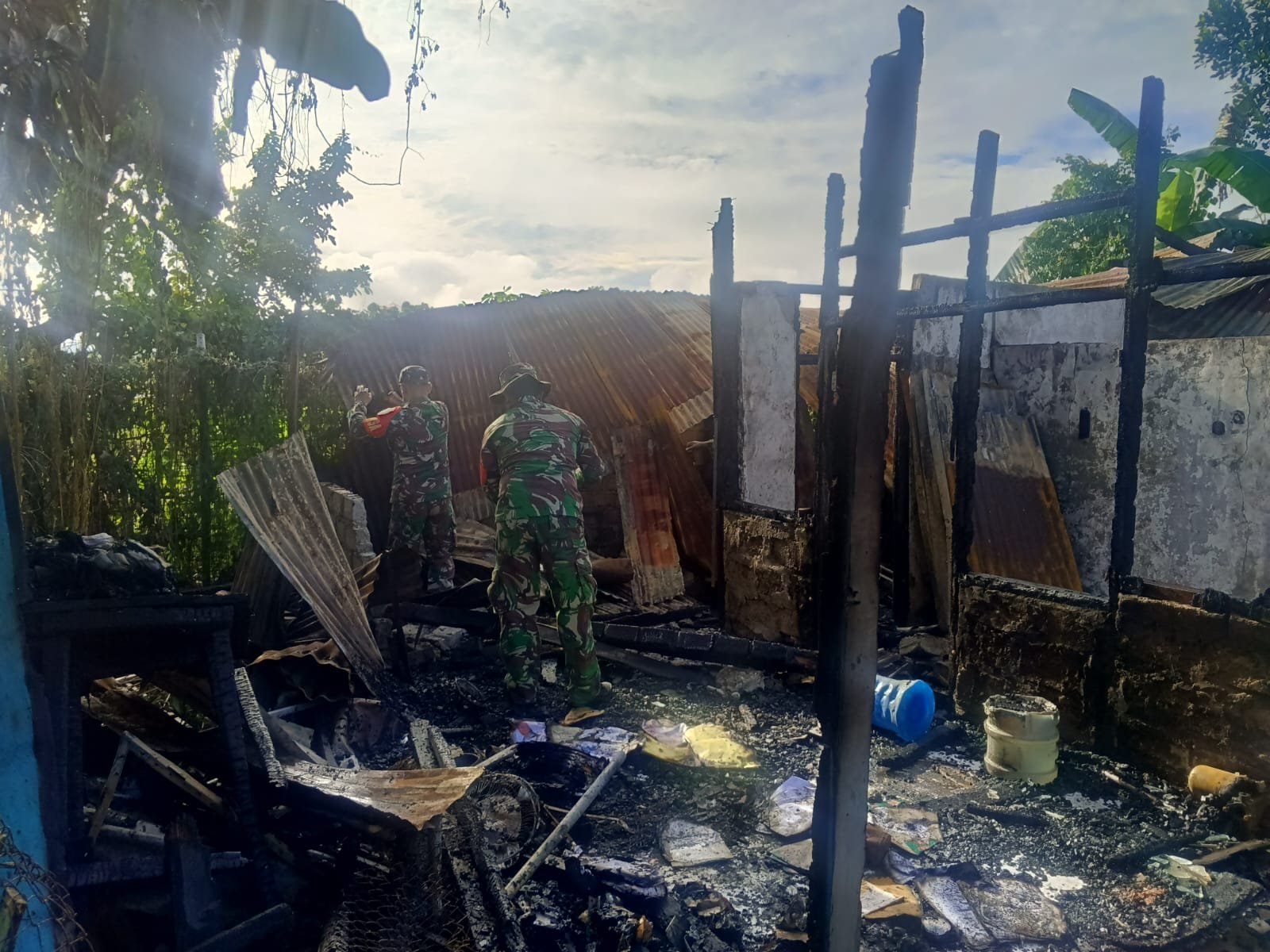 VIRAL! Rumah Warga di Nabire Ludes Terbakar, Aksi Cepat TNI Bersihkan Puing Bersama Warga Tuai Haru