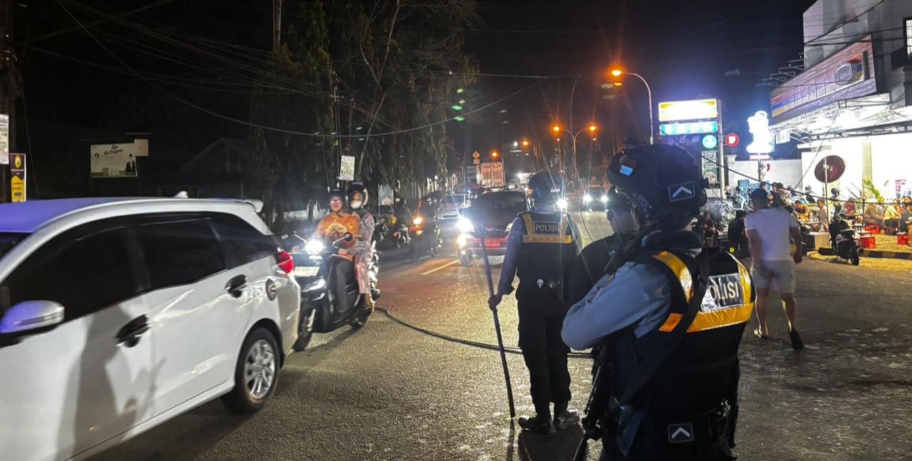Kabel Putus Tersangkut Truk Kontainer, Simpang 4 Taman Karema Mamuju Lumpuh Total Tengah Malam