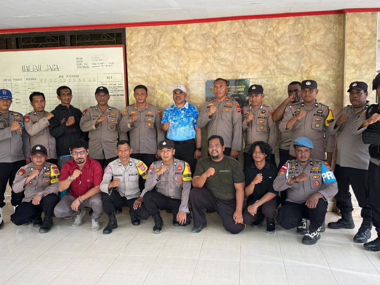 Kapolda Papua Tengah Turun Langsung ke Distrik Topo, Cek Dapur MBG dan Bagikan Bantuan untuk Warga