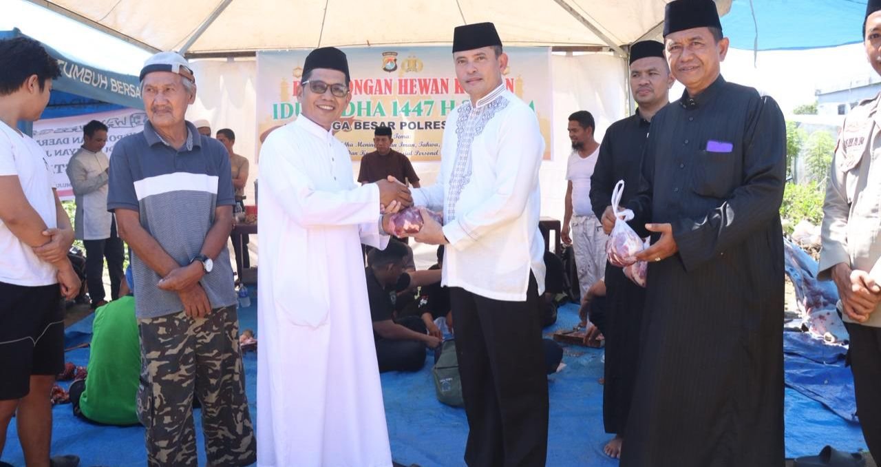 “Dapur Warga Ikut Bahagia”, Polresta Mamuju Tebar Ratusan Paket Daging Kurban hingga Door to Door