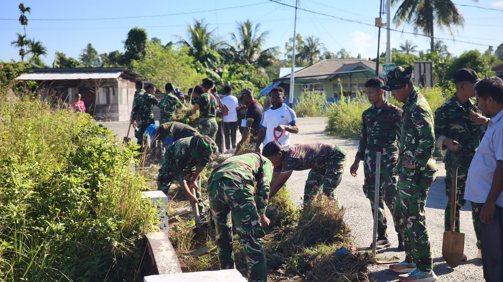 Tawa Prajurit dan Warga Pecah di Kampung Kimi, Aksi Gotong Royong Yonif TP 804/DBAY Ini Curi Perhatian Warganet