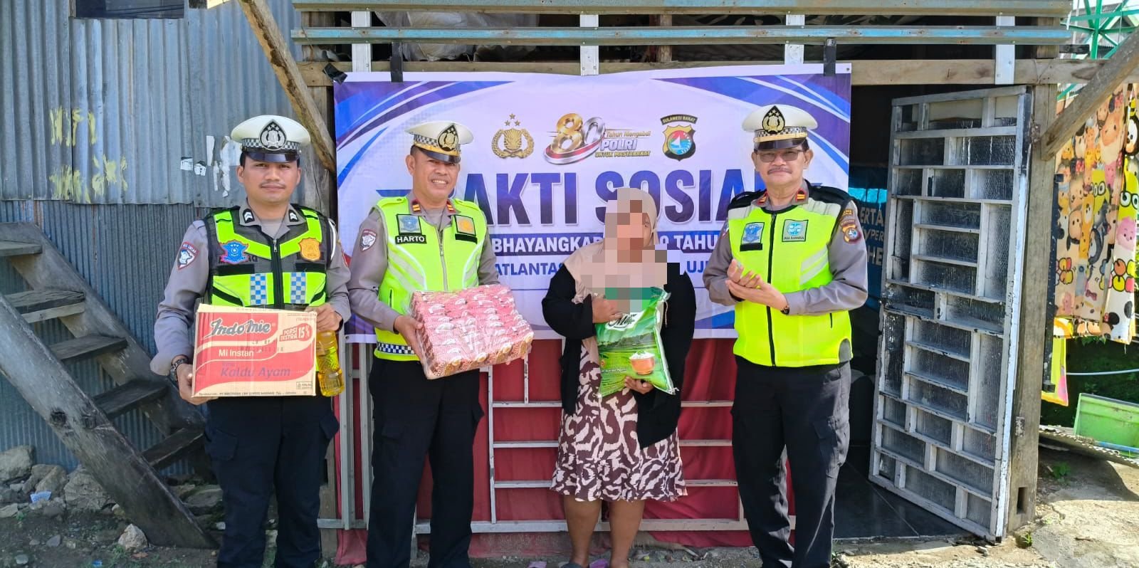 Polri untuk Masyarakat, Satlantas Polresta Mamuju Salurkan Sembako kepada Warga Kurang Mampu di Momentum Hari Bhayangkara ke-80