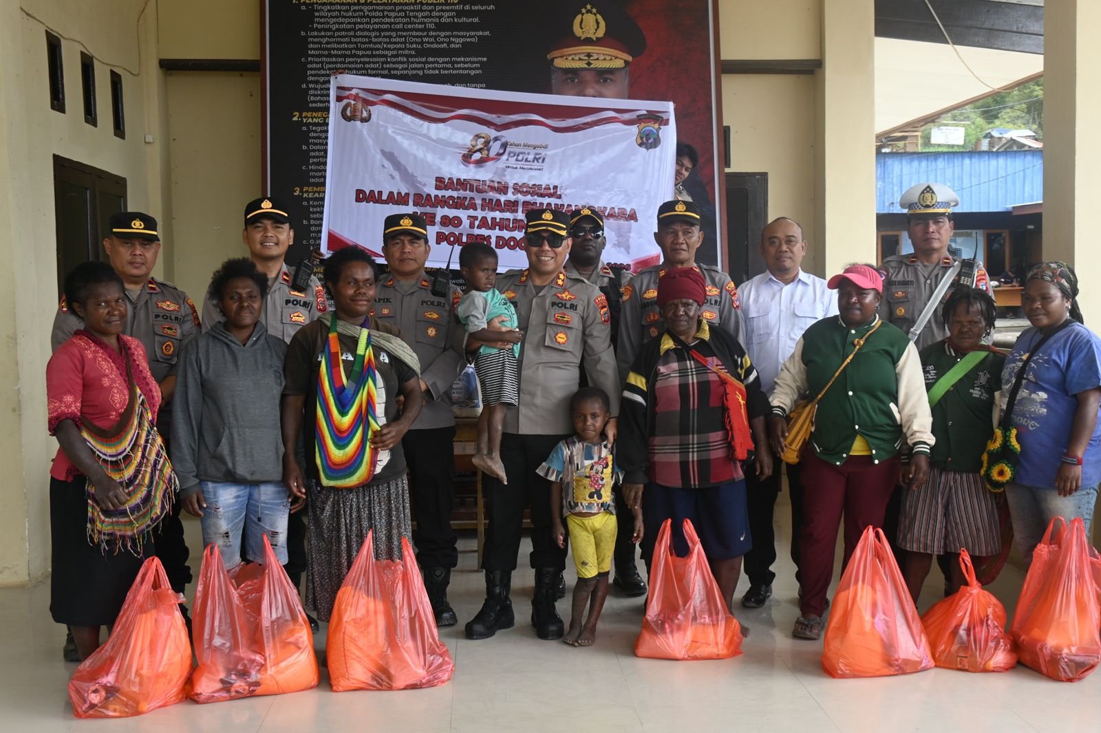 HUT Polri ke-80, Polres Dogiyai Turun Tangan Bantu Warga: Bansos Disalurkan, Tokoh Masyarakat dan Perempuan Beri Apresiasi