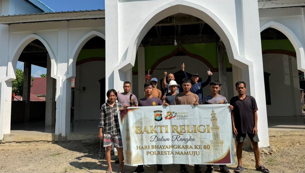 Polisi Turun Tangan Bersihkan Masjid Jelang Hari Bhayangkara ke-80, Aksi Humanis Sat Samapta Polresta Mamuju Banjir Apresiasi Warga