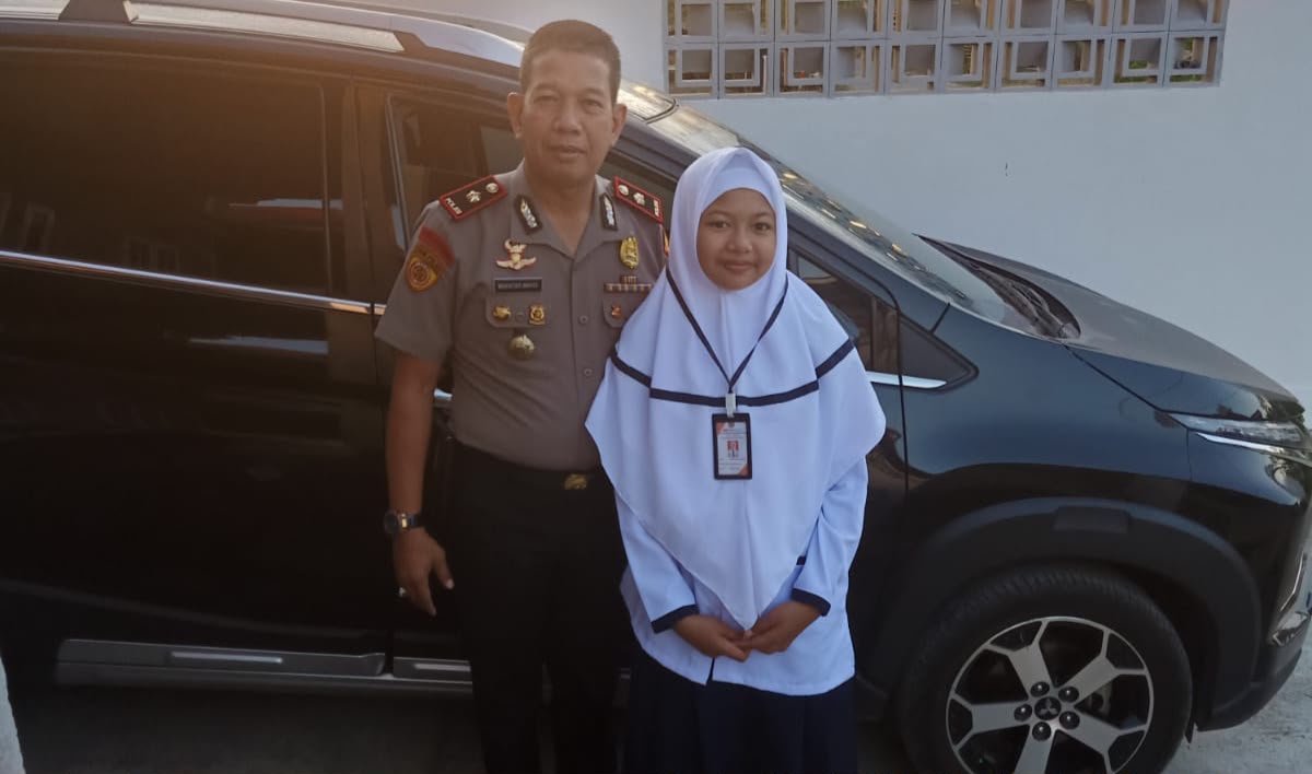 Hari Pertama Sekolah, Polisi Rela Berangkat Lebih Pagi Demi Antar Anak, Potret “Ayah Hebat” dari Mamuju Jadi Sorotan
