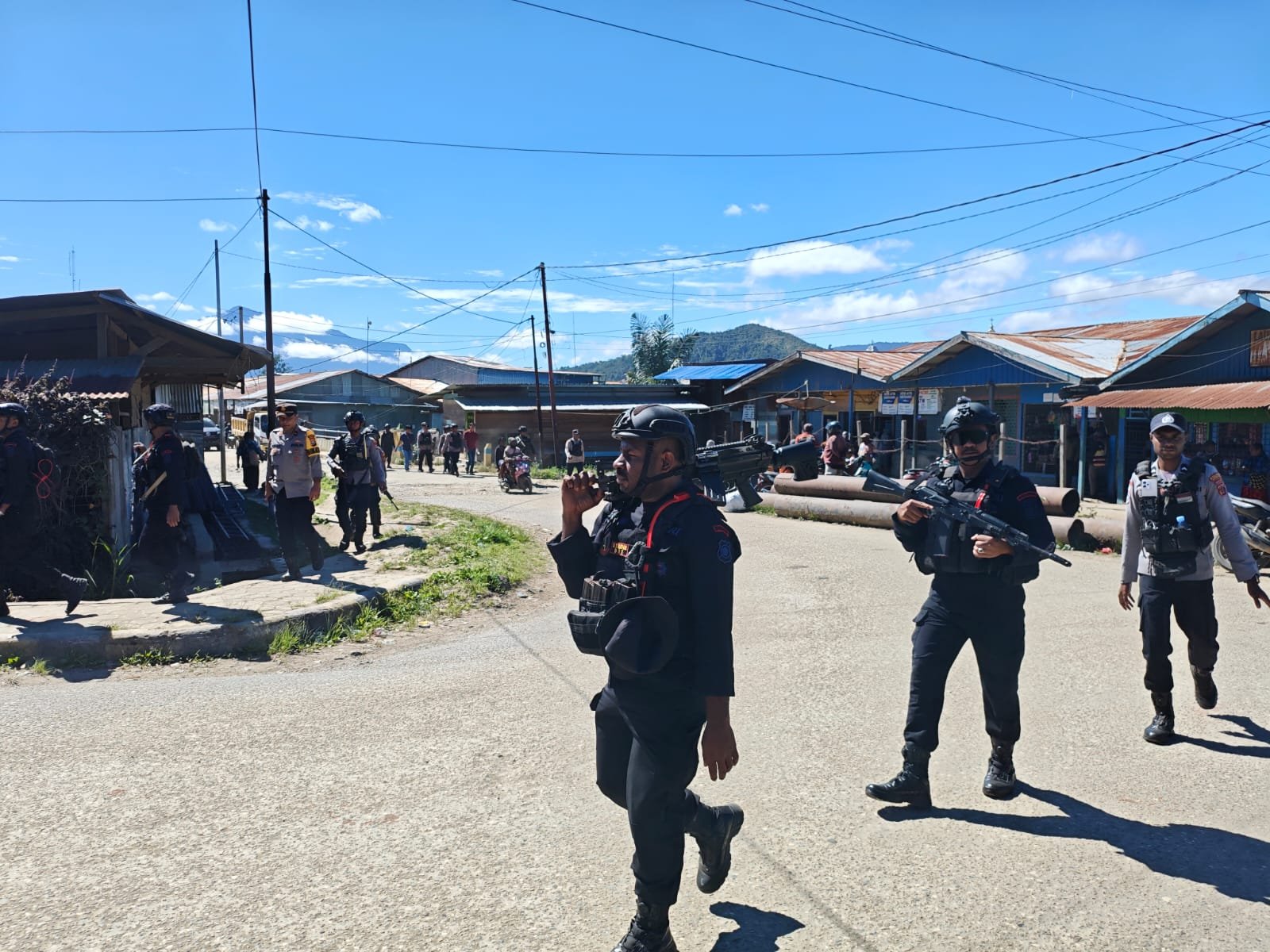 Polres Dogiyai Turun Langsung ke Titik Rawan, Patroli Jalan Kaki Sisir Pasar hingga Terminal demi Pastikan Kamtibmas Tetap Kondusif