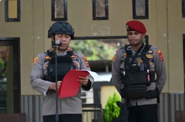 Viral Tuduhan Polisi Bayar Warga untuk Palang Jalan di Dogiyai, Kapolres AKBP Dennis Arya Putra Bantah: Itu Hoaks dan Tak Ada Buktinya